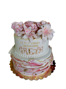 Elegante torta a due piani per la Prima Comunione di Greta, con decorazioni floreali rosa e dettagli dorati.