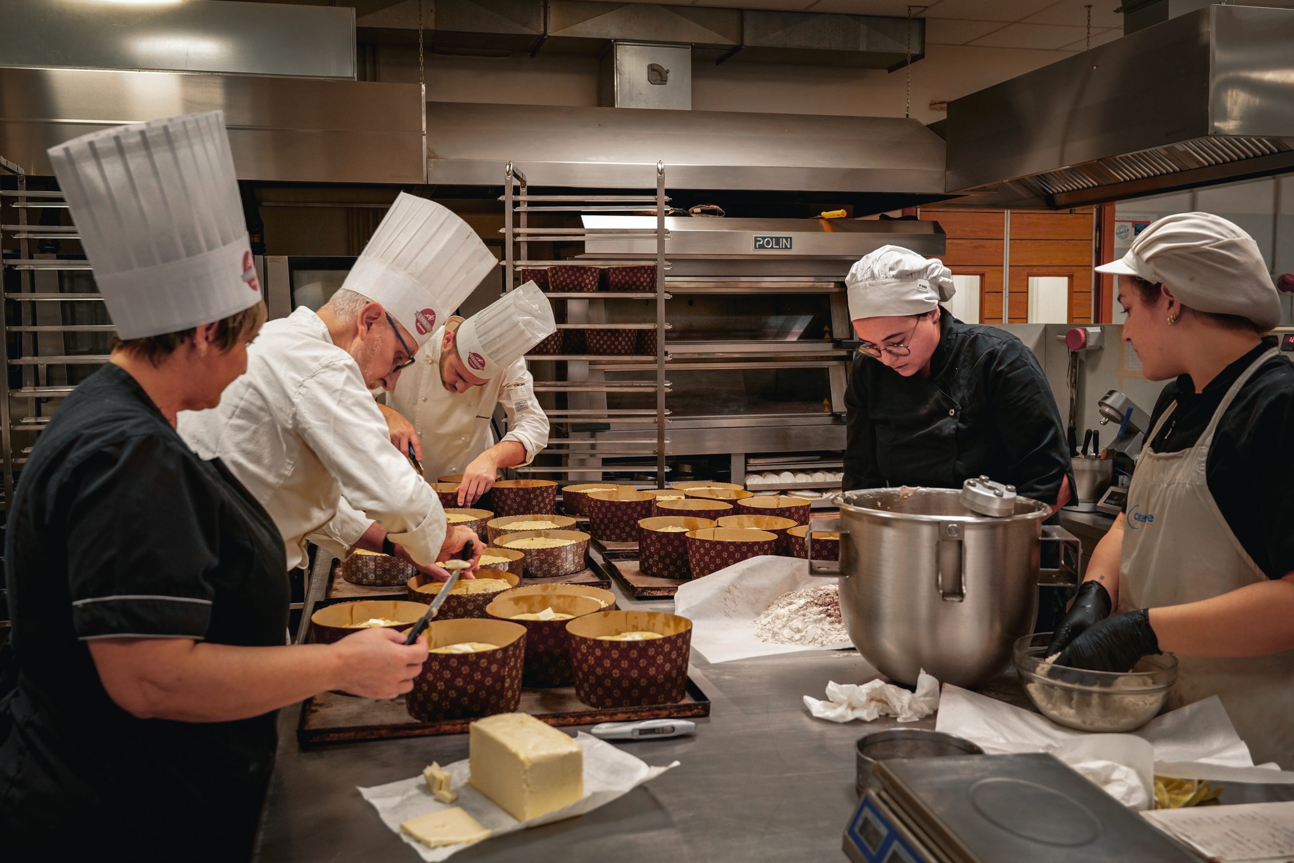 Panettone artigianale: chef al lavoro in laboratorio. Tradizione e passione per il dolce italiano.